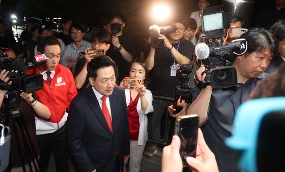 항의 방문 위해 서울시선관위 찾은 장동혁 대표