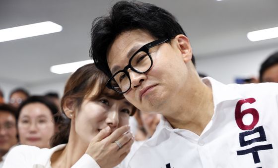 대화 나누는 한동훈 후보 부부