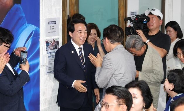개표상황실 들어서는 박수현 더불어민주당 충남도지사 후보