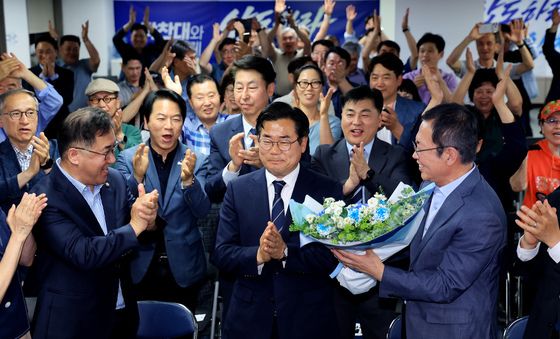 '당선 유력' 축하받는 박찬대 후보