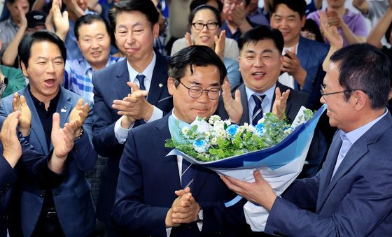 당원들에게 축하받는 박찬대 인천시장 후보