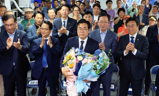꽃다발 든 박찬대 인천시장 유력 후보