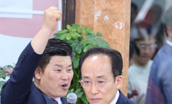 환호 속 입장하는 추경호