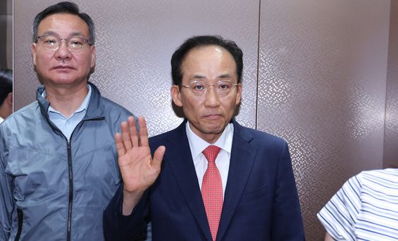 인사하는 추경호 대구시장 후보