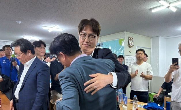 지지자와 포옹하는 하정우 더불어민주당 후보