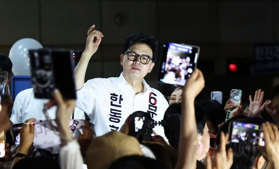 지지자들 앞에 감사 인사 전하는 한동훈 후보