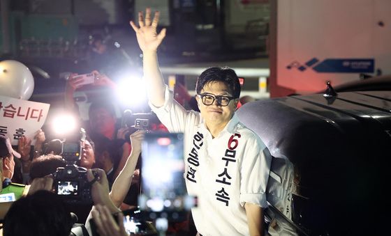 지지자들 연호 받으며 선거사무소 떠나는 '역전승' 한동훈