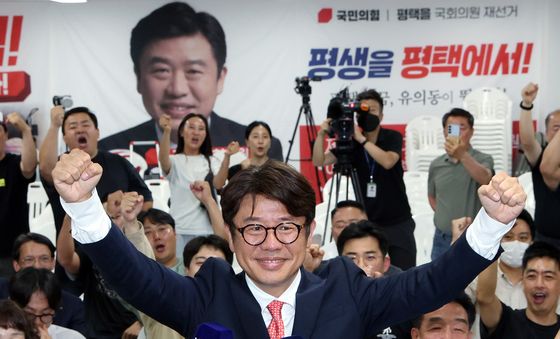 환호하는 유의동, 조국·김용남 잡고 당선