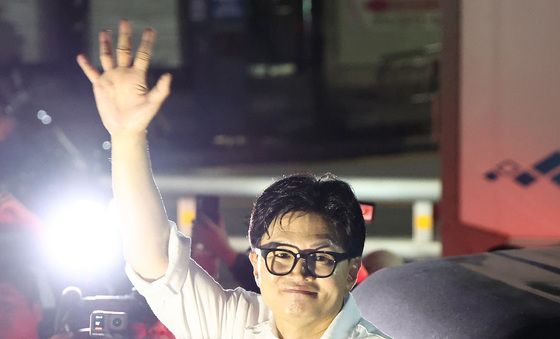 역전승 후 밝은 표정으로 선거사무소 떠나는 한동훈 후보
