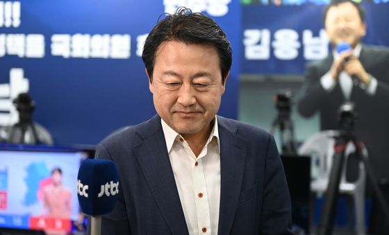 선거사무소 나서는 김용남