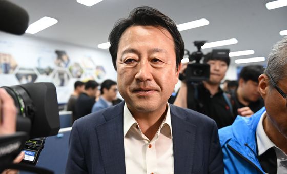 선거사무소 나서는 김용남