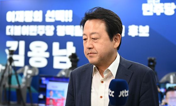 선거사무소 나서는 김용남