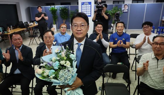 당선 확실 축하 받는 김남준 계양을 후보