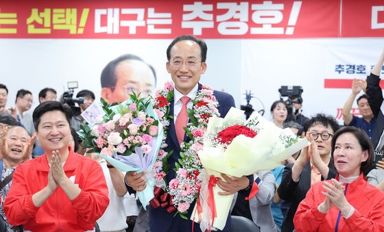 꽃다발 든 추경호