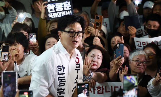 지지자들 앞에서 감사인사 전하는 한동훈 후보