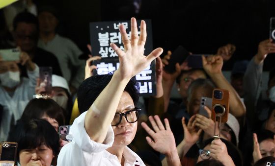 당선 확정 후 지지자들 앞에 선 한동훈