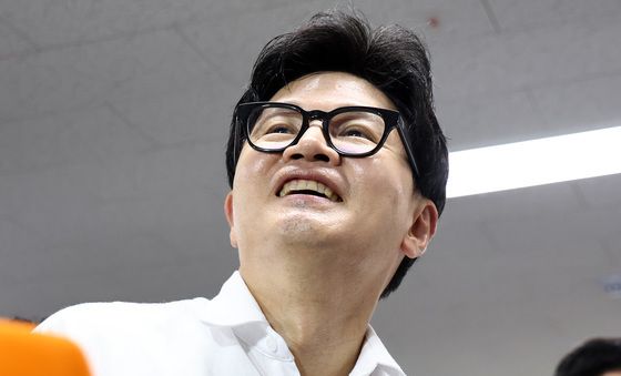 미소 짓는 한동훈 후보