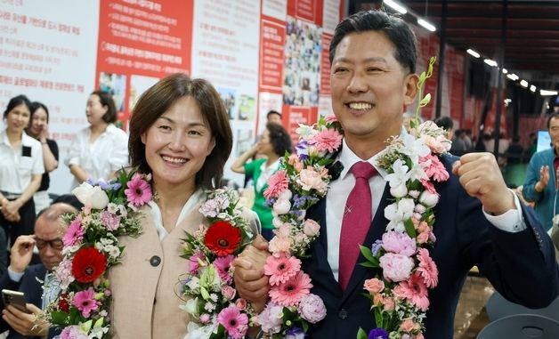 환호하는 김장호 구미시장 후보 '당선'