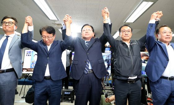낙선 인사하는 김부겸