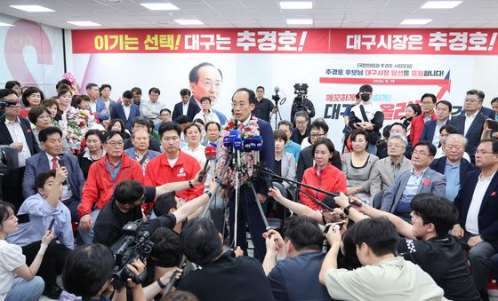 당선 인터뷰하는 추경호