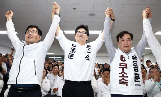 한동훈, '두손 번쩍'