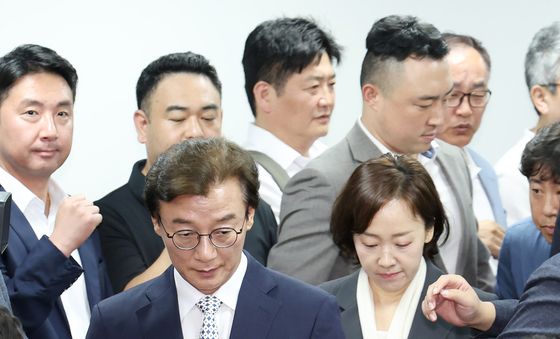 선거사무소 들어서는 전재수 후보와 배우자 최혜진 씨