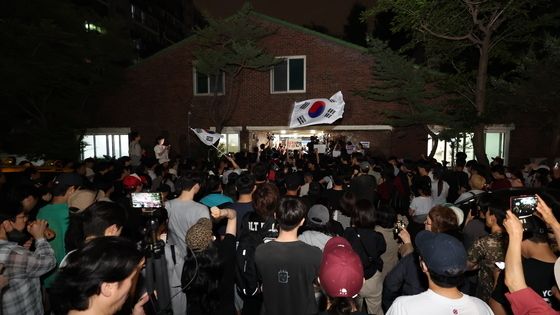 투표용지 부족 상태 항의하는 시민들