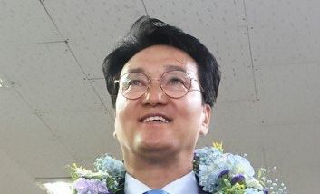 꽃목걸이 건 안민석