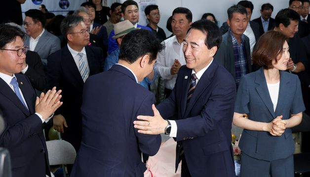 인사 나누는 박수현 충남도지사 당선인