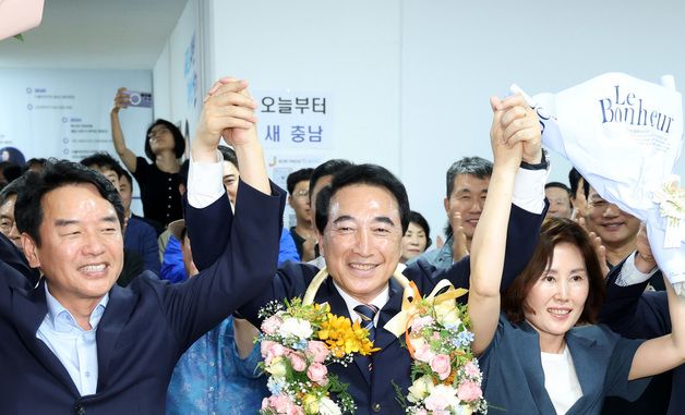 환호하는 박수현 충남도지사 당선인