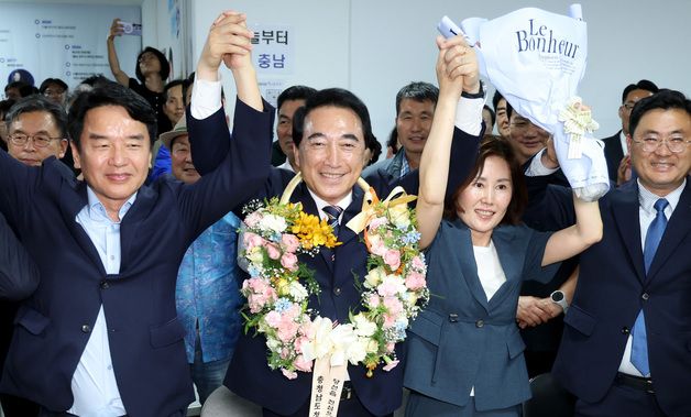 환호하는 박수현 충남도지사 당선인