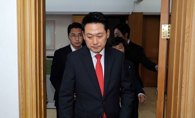 굳은 표정을 지으며 이동하는 장동혁 대표