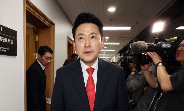 노태악 위원장과 면담 마치고 이동하는 장동혁 대표