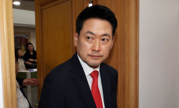 노태악 위원장과 면담 마치고 이동하는 장동혁 대표