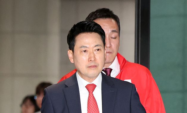 굳은 표정을 지으며 서울시 선관위 향하는 장동혁 대표