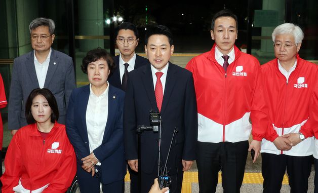 중앙선관위 항의 방문한 장동혁 대표