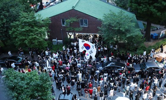 잠실7동 투표소…투표함 반출 놓고 밤샘 대치
