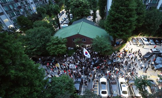 잠실7동 투표소…투표함 반출 놓고 밤샘 대치