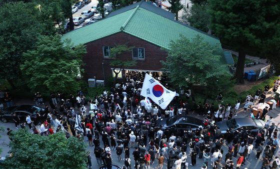 해 뜰 때까지 계속되는 투표소 앞 대치