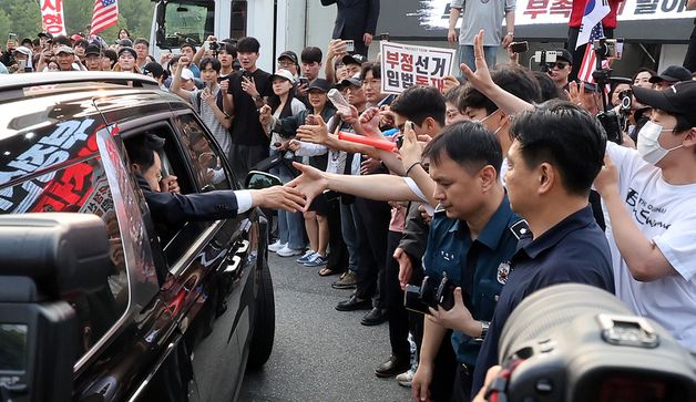 장동혁 대표, 집회 참가자들과 인사