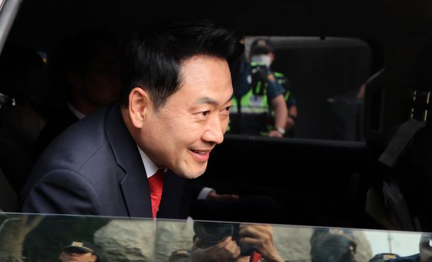 장동혁 대표, 투표용지 부족 사태 관련 집회 참가자들에게 인사
