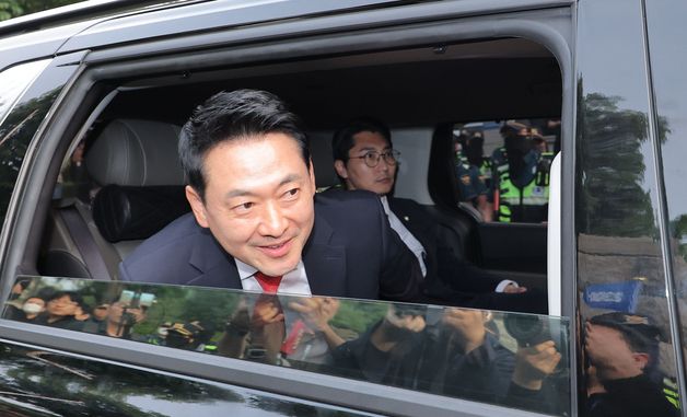 선관위 앞 집회 참가자들에게 인사하는 장동혁 대표