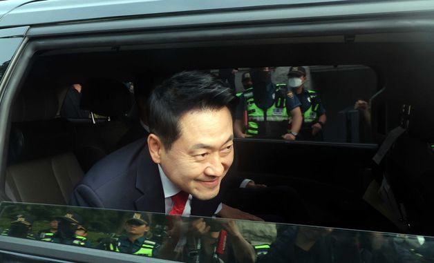 투표용지 부족 사태 집회 참가자들에게 인사하는 장동혁 대표