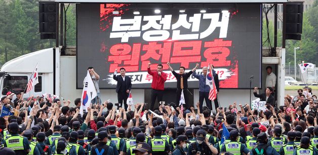 투표용지 부족 사태 집회 무대에 오른 김민수 최고위원