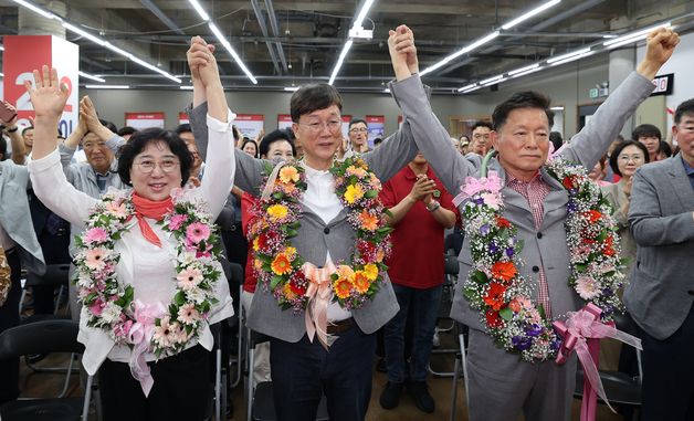 당선 환호하는 이민근 후보
