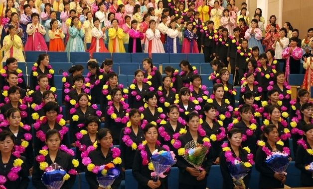 북한 "강계시 여성 80여명 학생교복공장 진출"