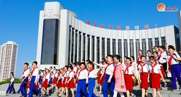 북한 "중등학원 학생들, 공부하는 긍지와 자부심 가득"
