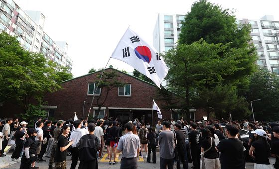투표소 앞 멈추지 않는 항의