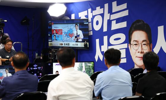 역전 소식 지켜보는 정원오 캠프