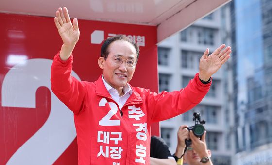손인사하는 추경호 당선인